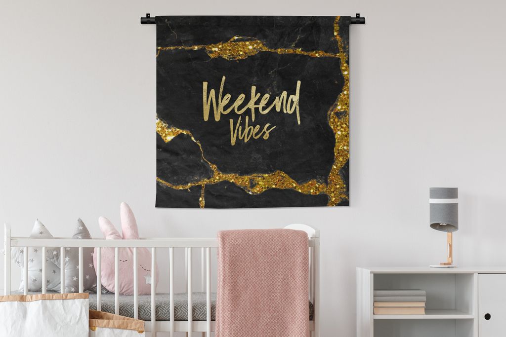 MuchoWow Wandteppich Wandbehang Zitate - Wochenende - Gold - Glitzer 90x90 cm Tapisserie Dekoration Wandtuch - Wandaufhänger