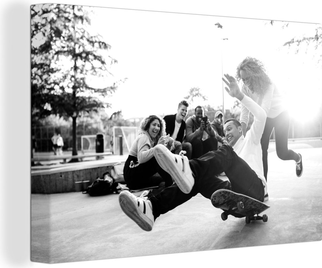 OneMillionCanvasses - Leinwandbilder - 140x90 cm, Freunde fahren Skateboard und lachen im Park - schwarz und weiß, Wandbilder Kunstdruck Wanddek...