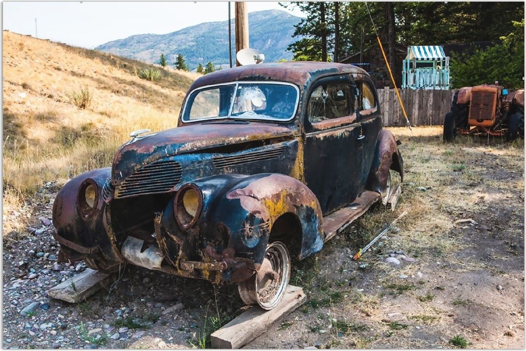 Wallario Wandbild Rostiger Oldtimer auf dem Schrottplatz, Größe: 61 x 91,5 cm, Poster mit rahmenlosen Bildhalter