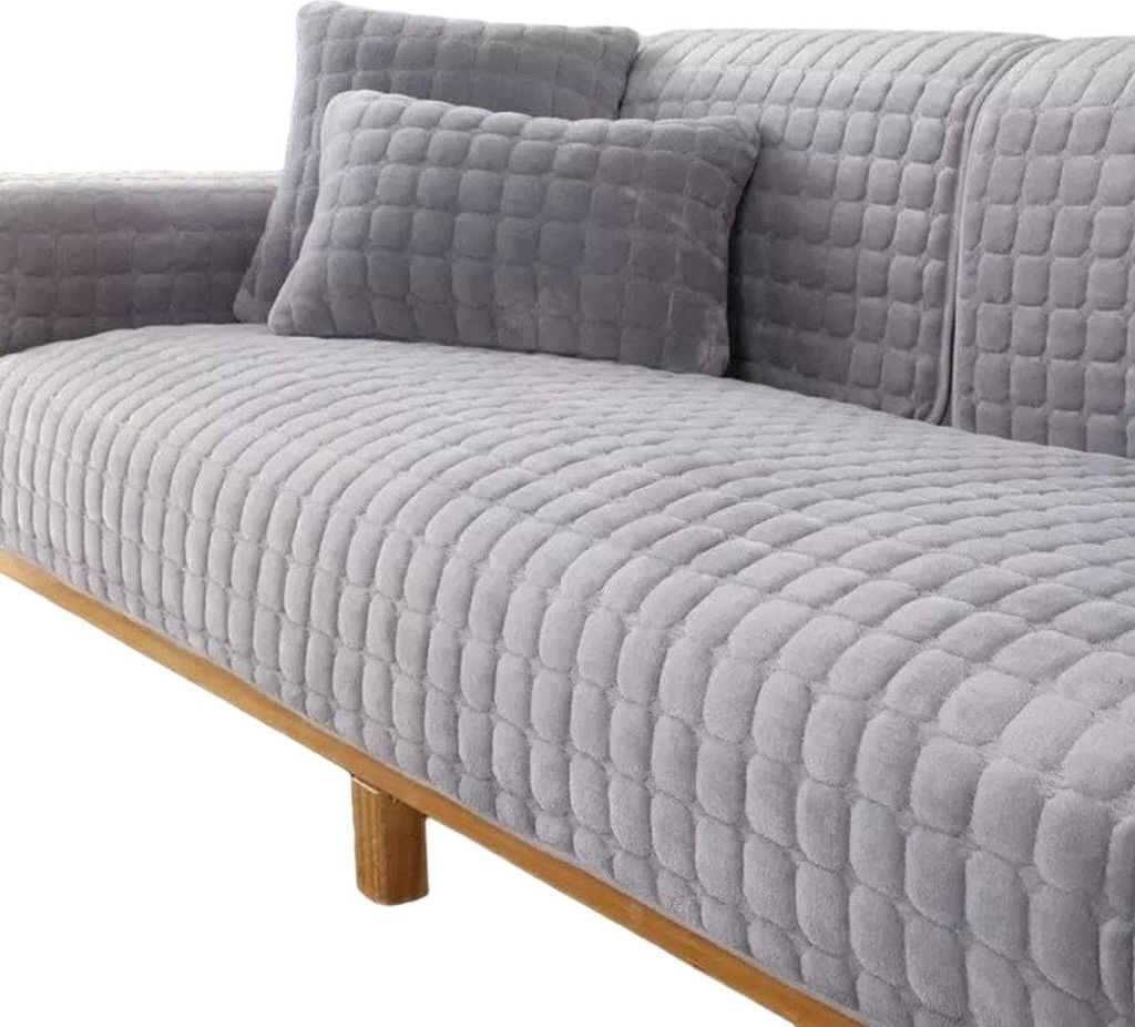 Heller grauer gesteppter Sofabezug aus Samt auf einem Holzsofa mit passenden Kissen