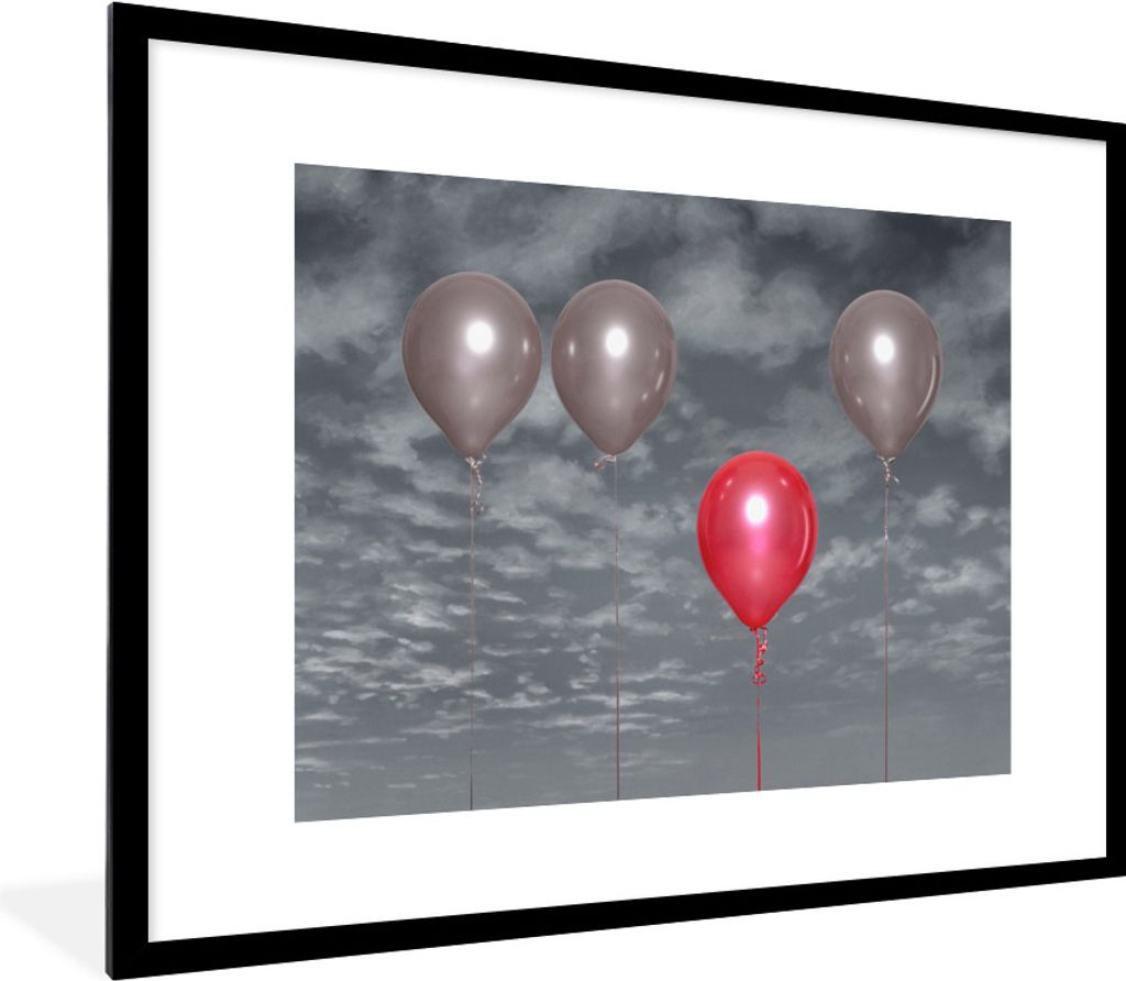 MuchoWow Gerahmtes Poster Ein Schwarz-Weiß-Foto mit drei grauen Luftballons und einem roten Luftballon 80x60 cm - Poster mit Schwarzem Bilderrah...
