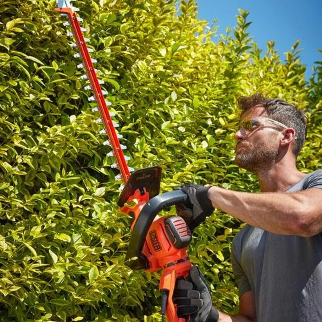 Taille-haie 650W avec scie à métaux intégrée et lame XL 60 cm - B+D