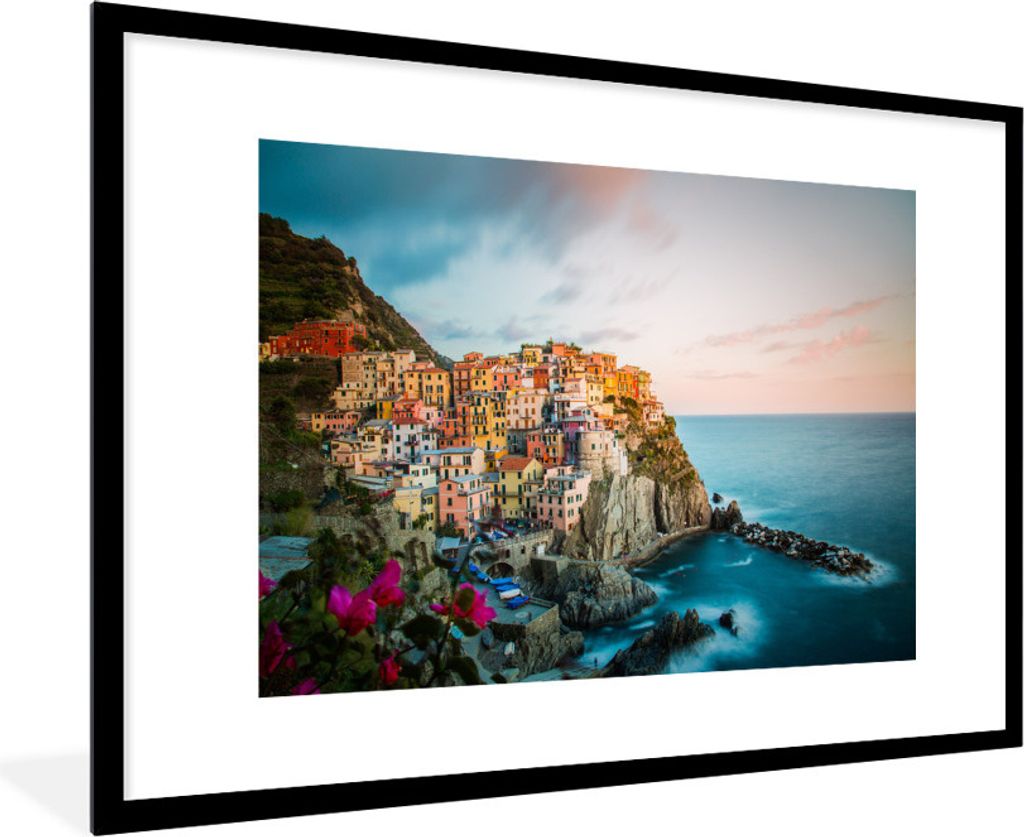 MuchoWow Gerahmtes Poster Die authentischen Häuser auf dem Berg und das blaue Wasser der Cinque Terre 90x60 cm - Poster mit Schwarzem Bilderrahm...