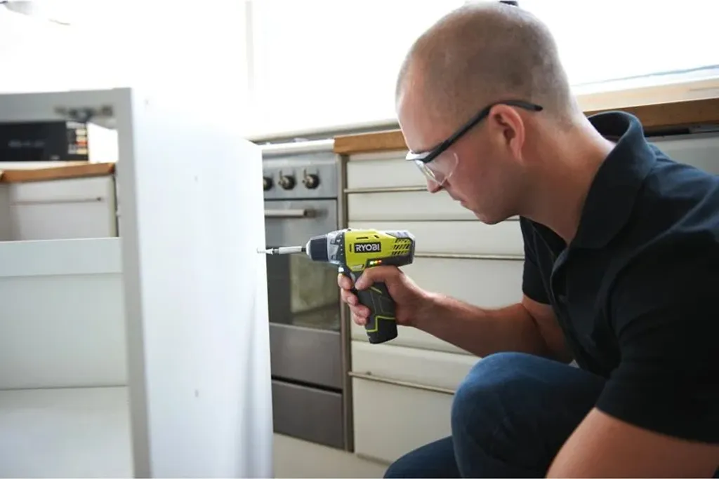 Perceuse Visseuse 12V Ryobi : Vissez sans effort dans les coins difficiles - 3