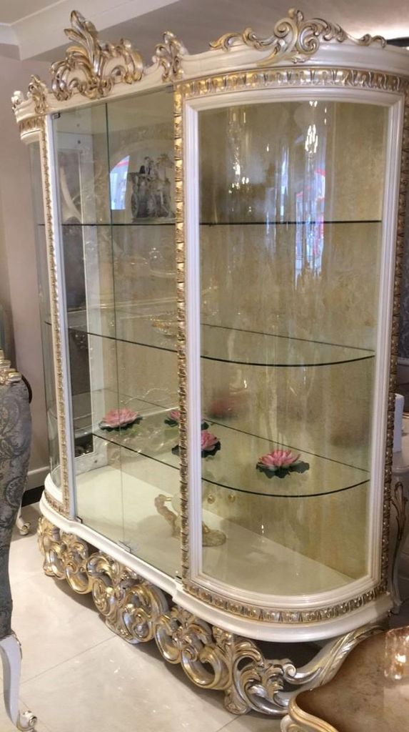Casa Padrino Luxus Barock Vitrine Weiß / Silber / Gold 170 x 50 x H. 215 cm - Prunkvoller Vitrinenschrank mit 2 Glastüren und 3 Glasregalen - Bar...