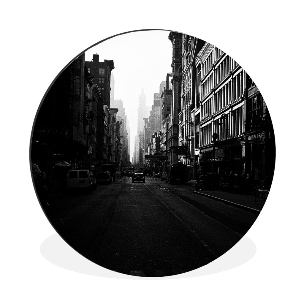 MuchoWow Aluminium Wandkreis Autofahrt durch eine ruhige Straße in New York in schwarz-weiß Ø 60 cm Wanddeko Modern Wohnzimmer - Wand Kreis - ...