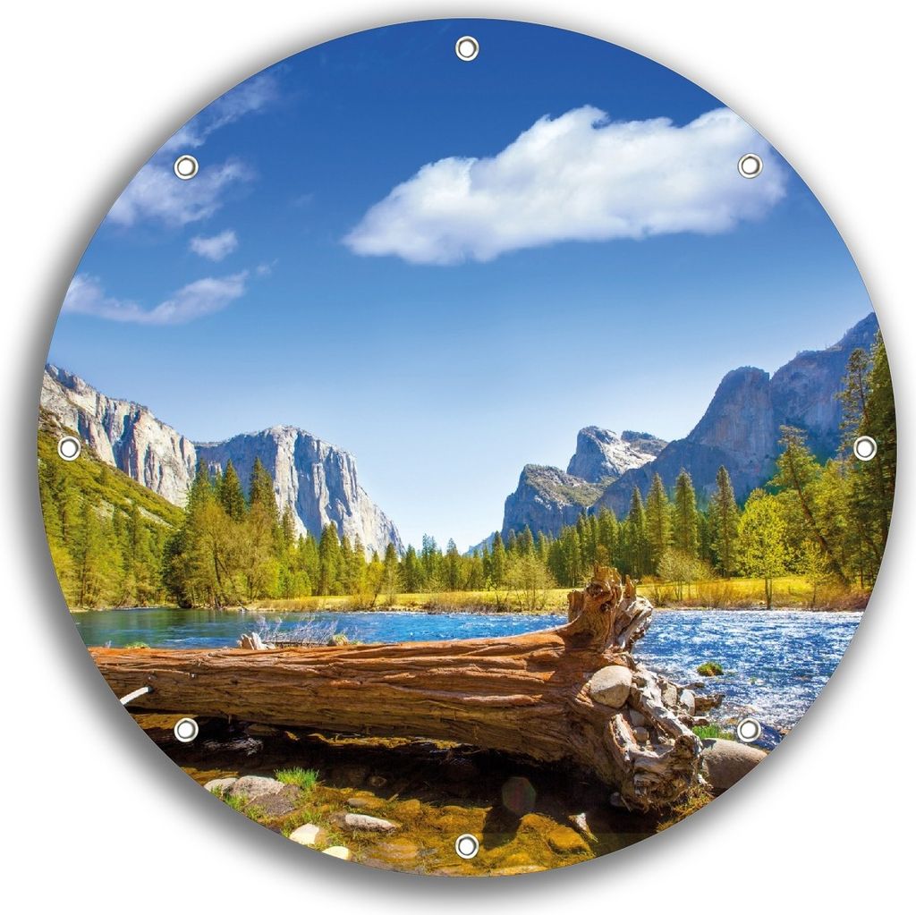 Wallario rundes Outdoor-Poster für Garten oder Balkon, Motiv Baumstamm im Fluss zwischen Bergen und Wäldern, 30 cm Durchmesser