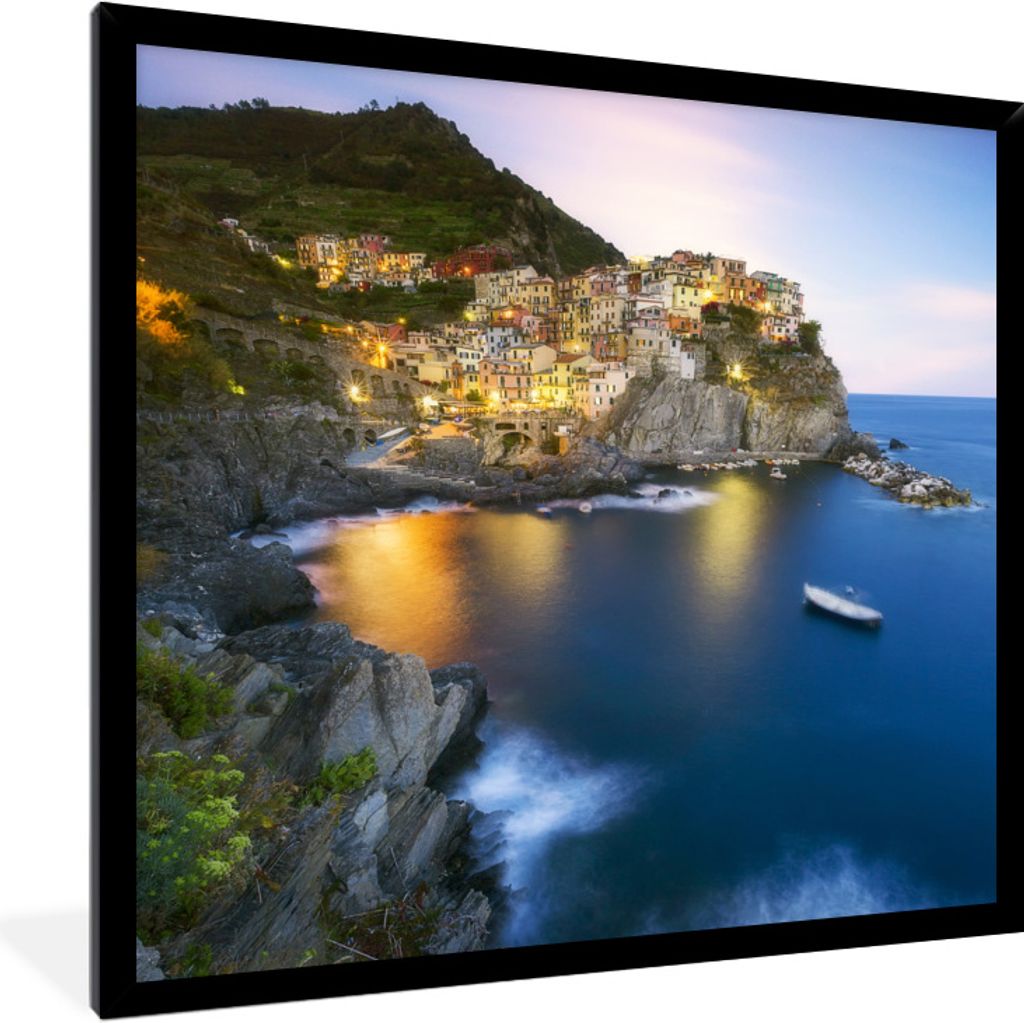 MuchoWow Gerahmtes Poster Cinque Terre am Abend und beleuchtet von den gelben Lichtern 40x40 cm - Poster mit Schwarzem Bilderrahmen Wandposter Ra...