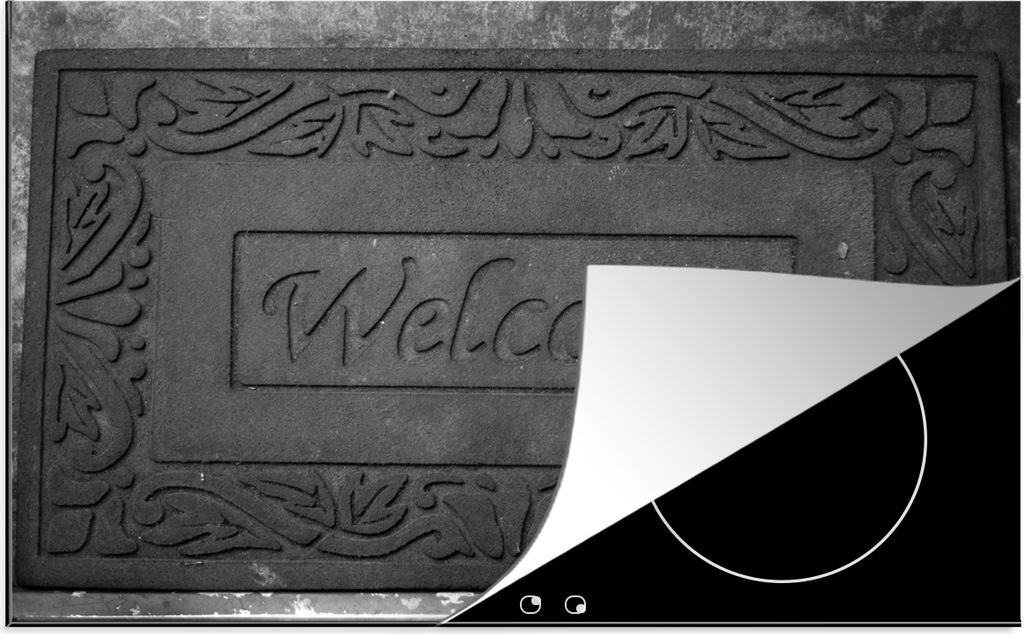 KitchenYeah Herdabdeckplatte Eine abgenutzte Matte auf dem Boden des Friseursalons neben der Eingangstür - schwarz und weiß , 81x52cm, Küche D...