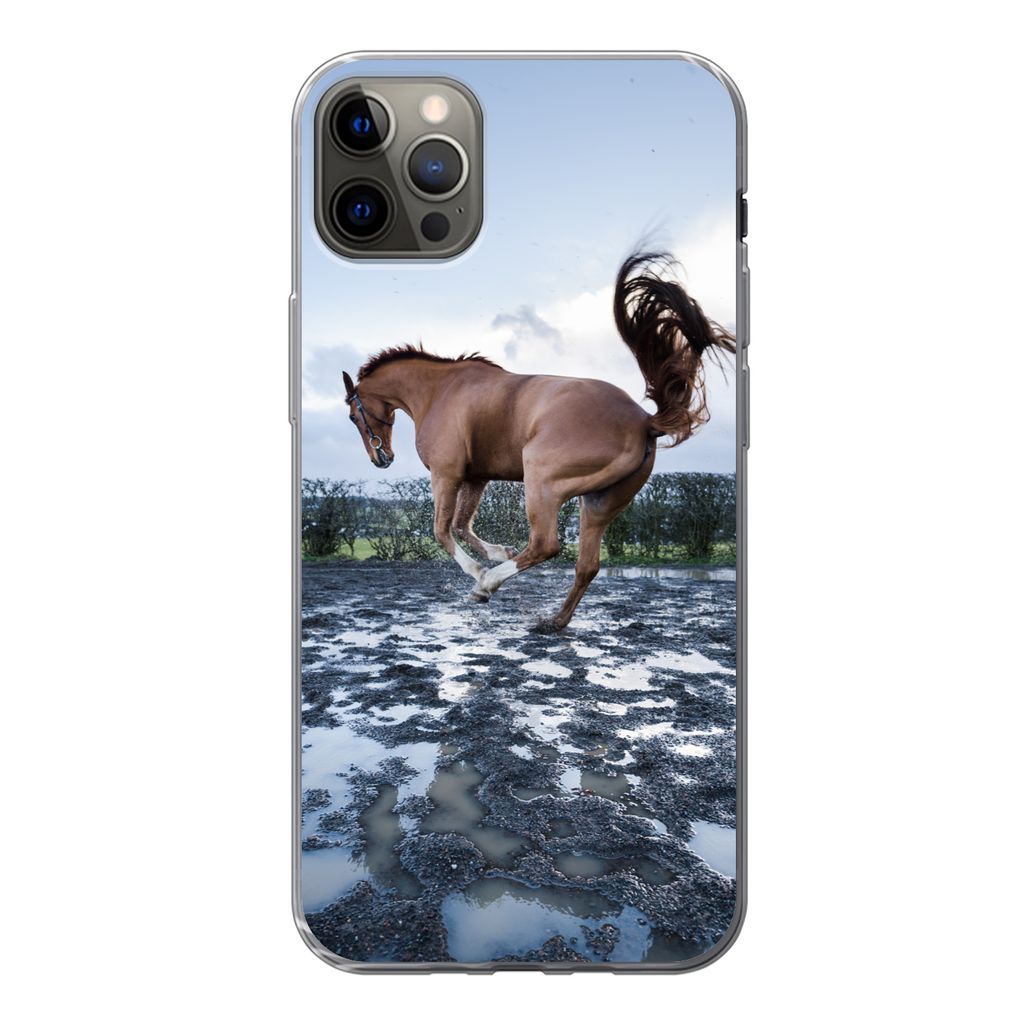 MuchoWow Handyhülle Schutzhülle Hülle für iPhone 13 Pro Max Ein bockendes Pferd in den Pfützen Silikon Softcase Handy Hülle - Mobiltelefon