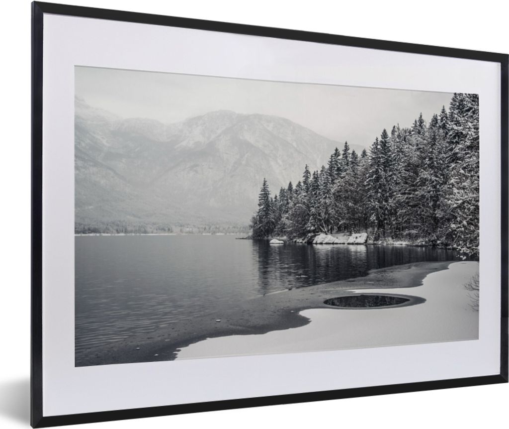 MuchoWow Gerahmtes Poster Wasser - Winter - Natur - Kiefernbaum 60x40 cm - Poster mit Schwarzem Bilderrahmen Wandposter Rahmen Foto Bilder - Schl...