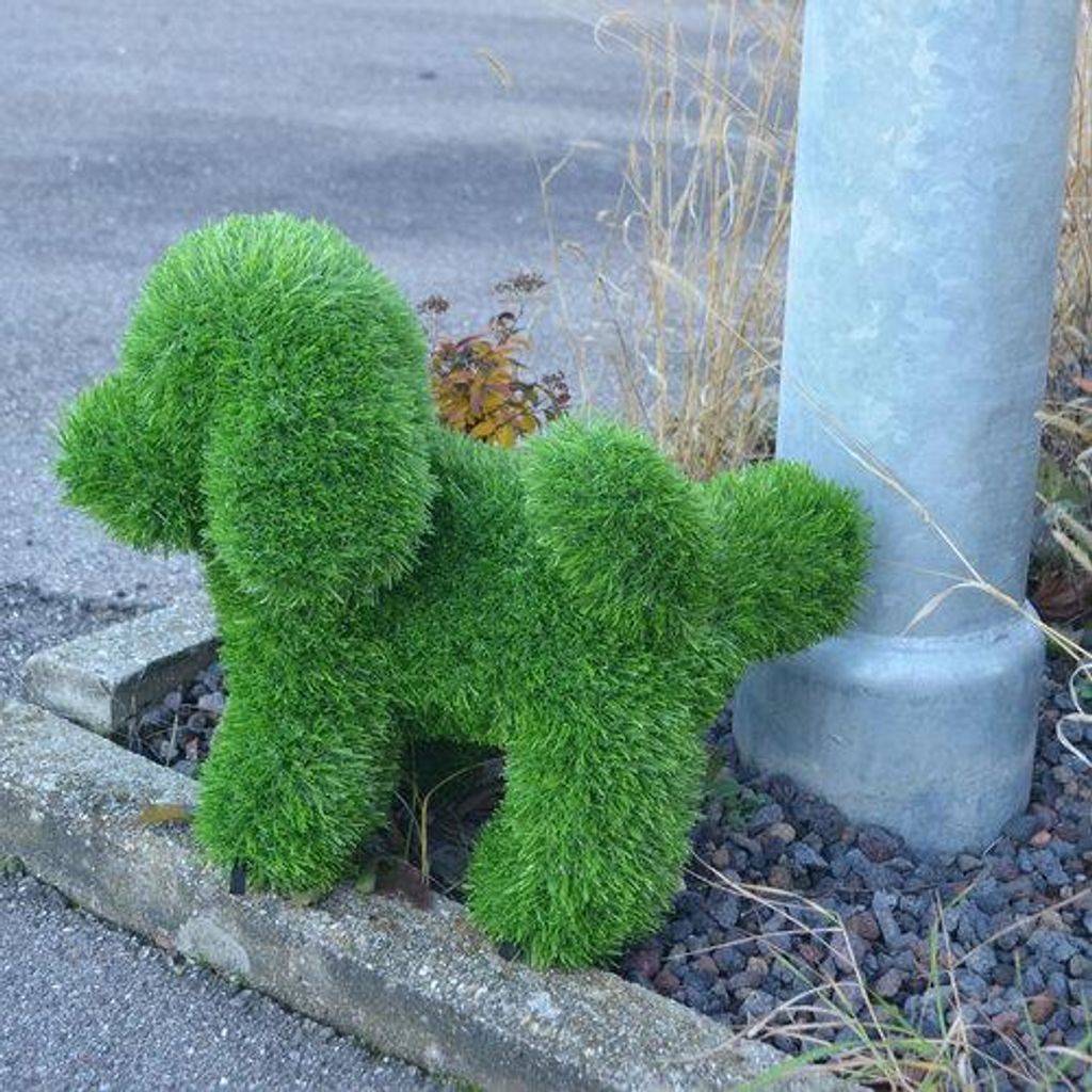 AniPlants Kunstrasen Figur Hund pinkelnd – 35 cm Gartendeko