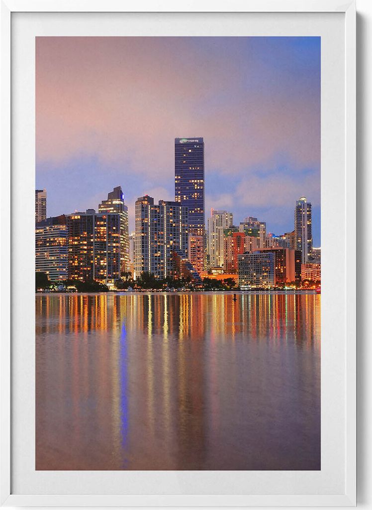 Panorama der Stadt am Wasser– Wandbild mit Rahmen – Gerahmtes Bild – Wanddekoration – 70x100 cm – Weiß Rahmen