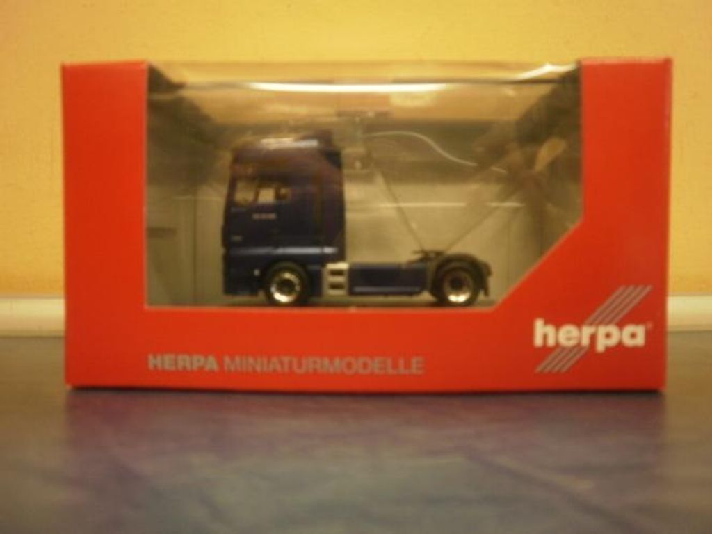 Herpa LKW MAN TG-X XXL/Aerop. SZM First Edition EURO 6