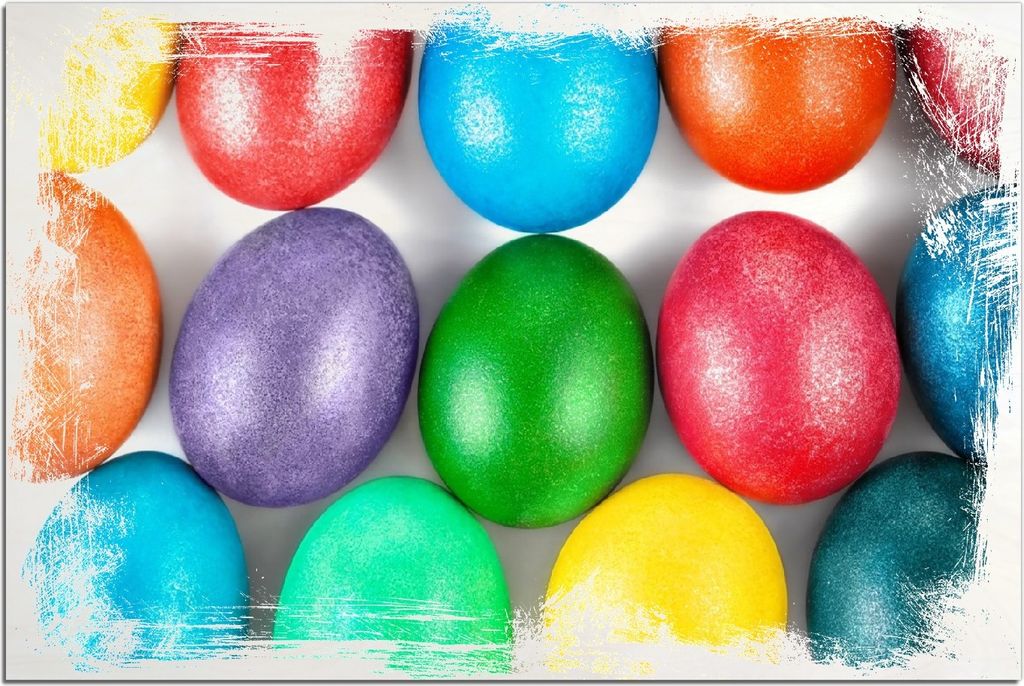 Kunstdrucke Wandbilder Holz in : Brillante Farben, Größe 60 x 90 cm Motiv Bunte Oster-Eier in Nahaufnahme mit kräftigen Farben