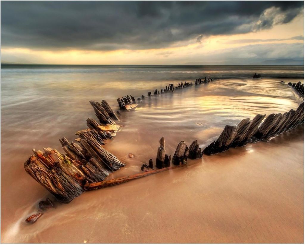 Wallario Poster - Bootswrack in Irland am Strand, Kunstdruck Größe: 40 x 50 cm