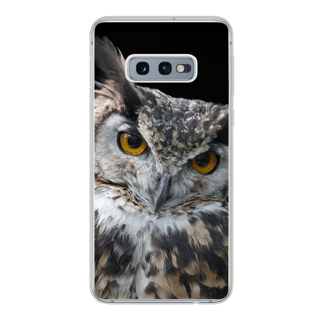 MuchoWow Handyhülle Schutzhülle Hülle für Samsung Galaxy S10e Porträt einer braunen Eule auf schwarzem Hintergrund Silikon Softcase Handy H...