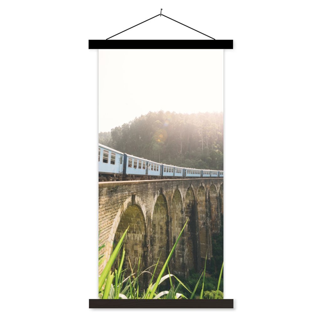 MuchoWow Textilposter Ein Zug über eine Brücke 40x80 cm mit schwarzem Rahmen - Wandemalerei