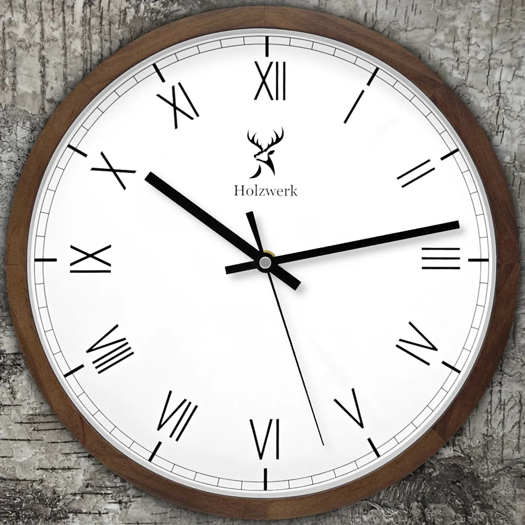 Horloge murale moderne en bois lisible à grands chiffres romains