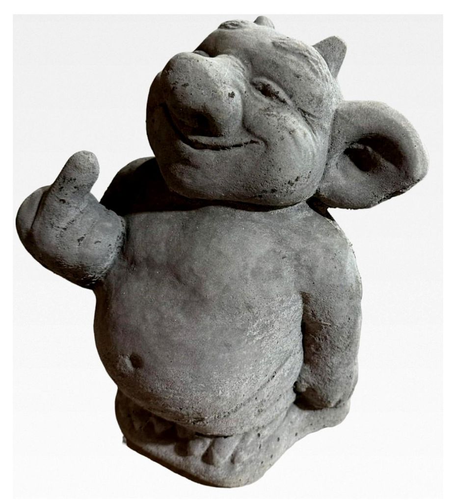 Frecher Gnom mit Stinkefinger - Handgefertigte, frostbeständige Beton-Steinfigur - 24/16/16 cm, ca. 4,5 kg