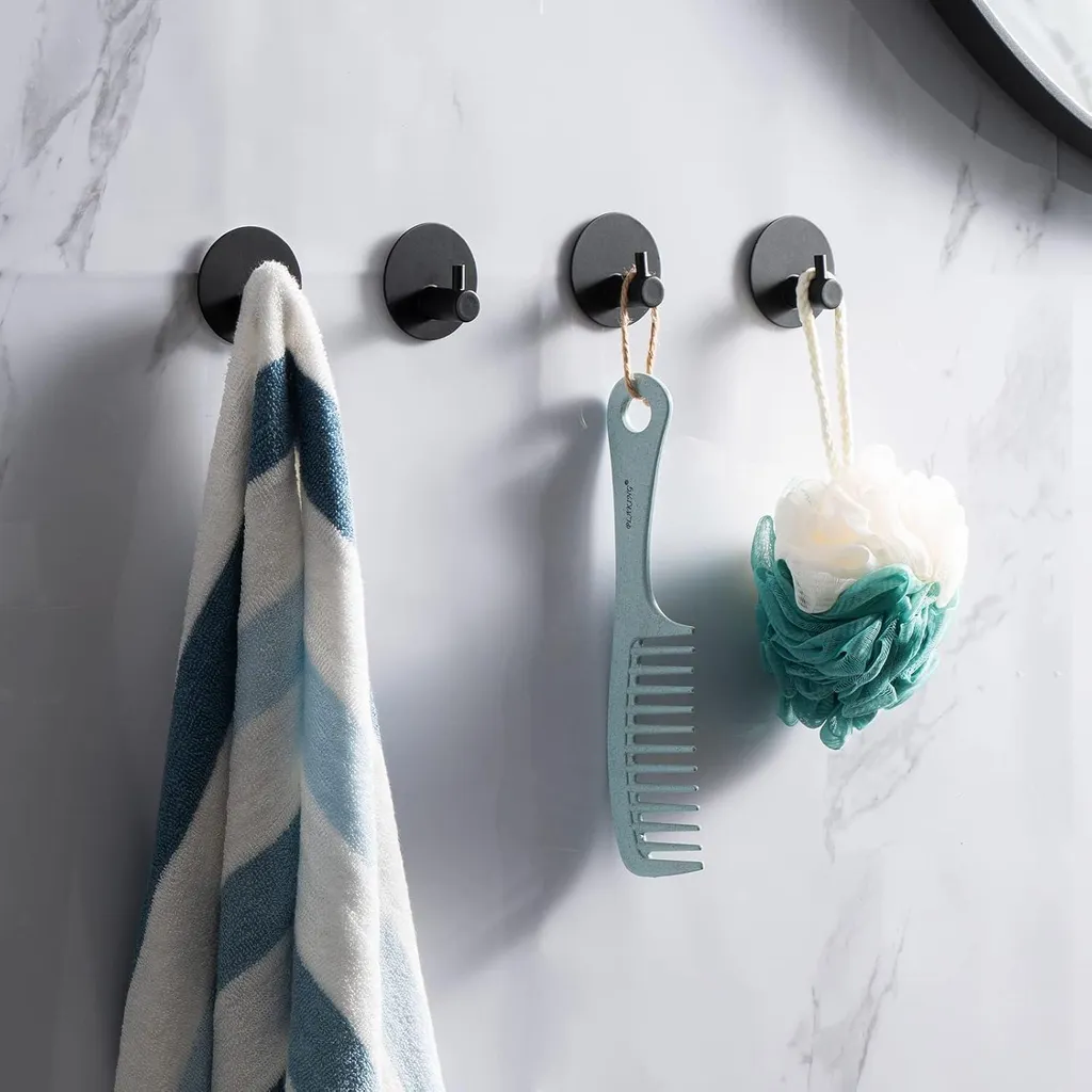 Porte-serviette autocollant noir pour optimiser le rangement de la douche