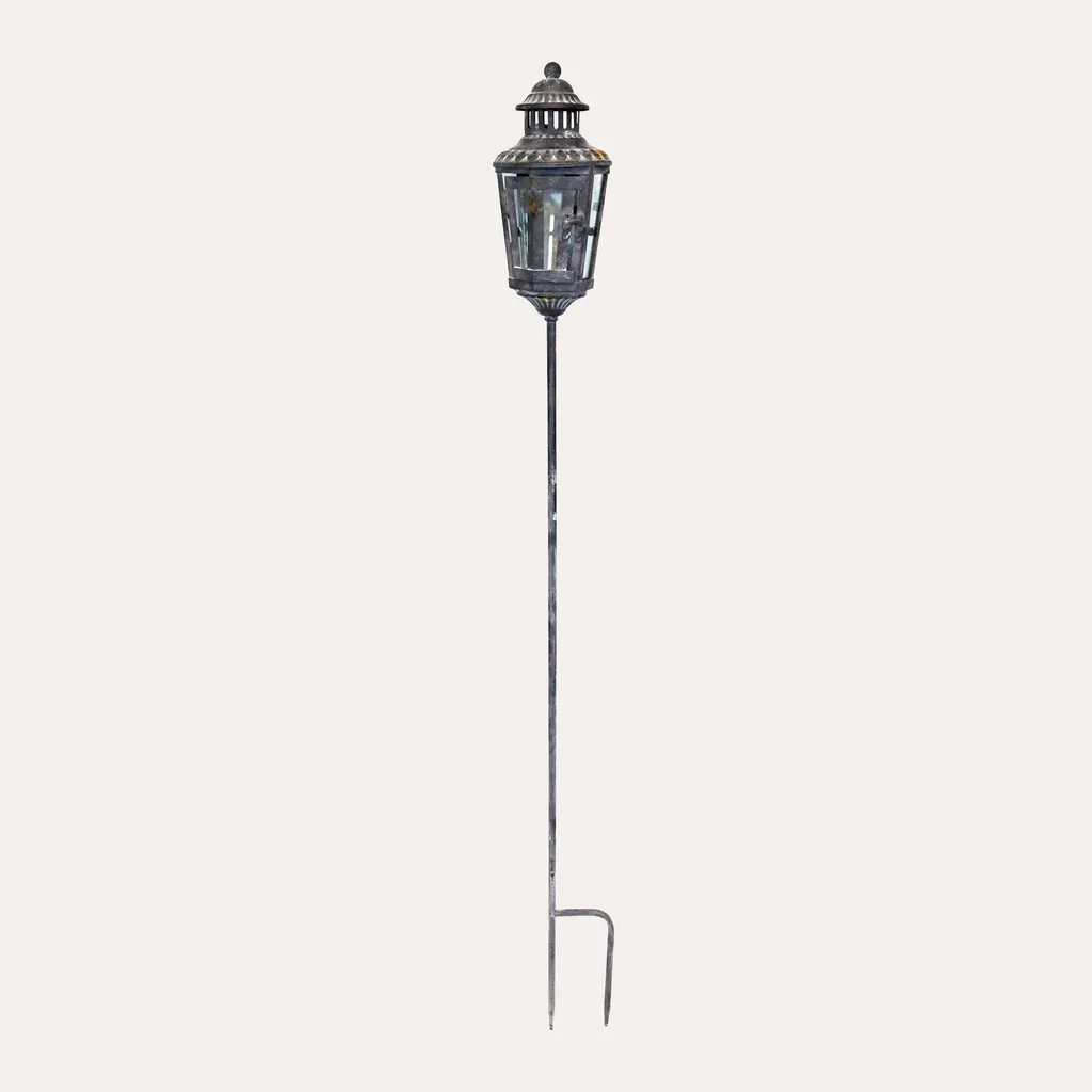 Lampadaire lanterne grise pour ambiance chaleureuse et coin lecture