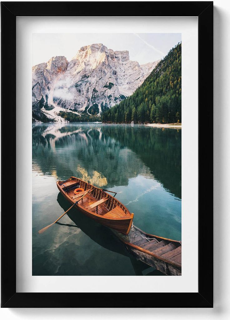 Landschaft mit einem Boot auf einem See in den Bergen– Wandbild mit Rahmen – Gerahmtes Bild – Wanddekoration – 20x30 cm – Schwarz