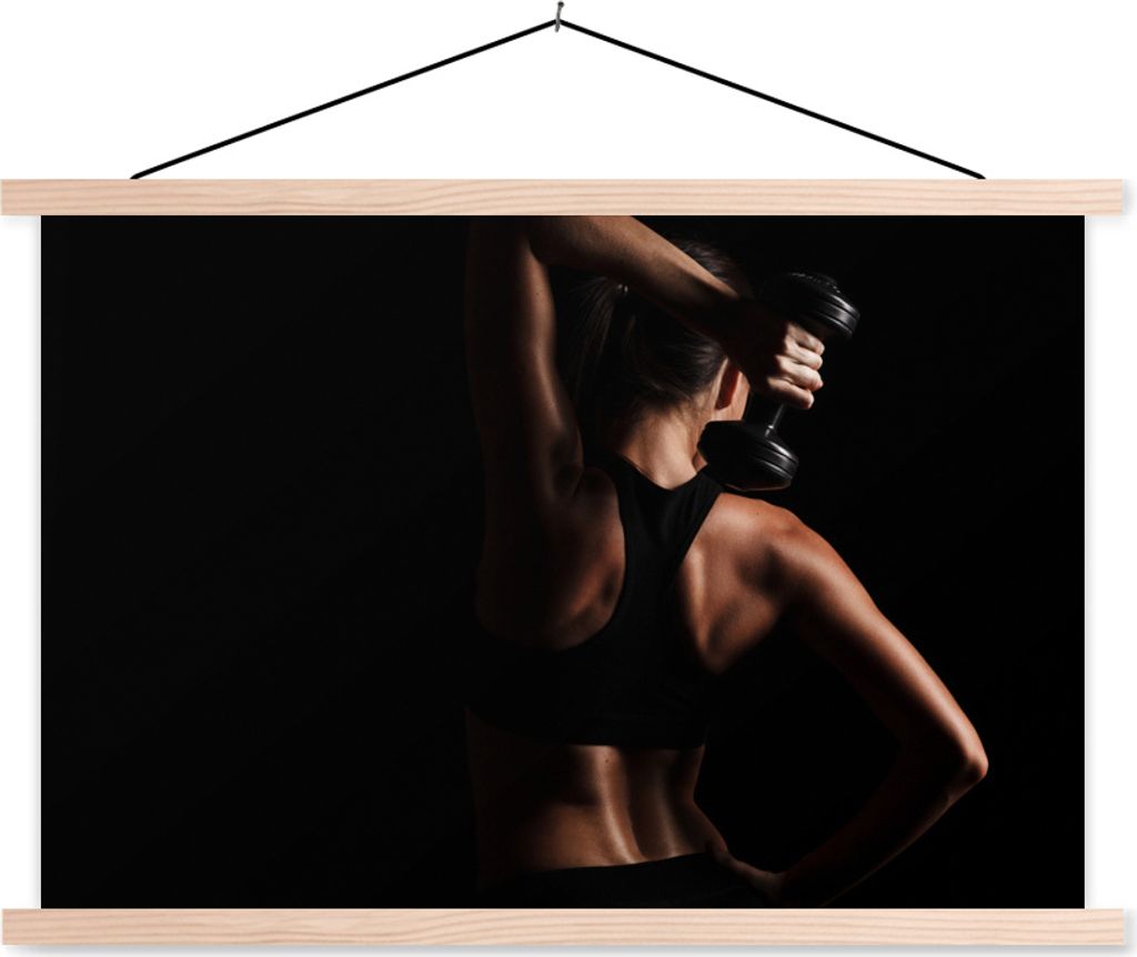 MuchoWow Textilposter Eine Frau hält ein Fitnessgewicht über ihre Schulter 60x40 cm mit holzfarbenen Rahmen - Bilder