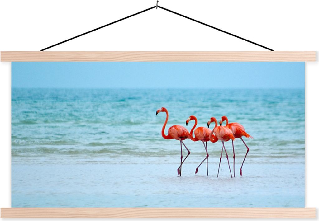 MuchoWow Textilposter Vier Flamingos stehen am Strand 120x60 cm mit holzfarbenen Rahmen - Klemmleiste