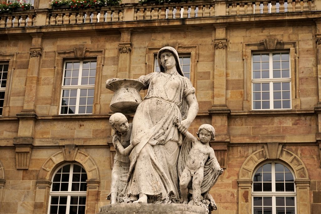 hansepuzzle 65585 - Henschel-Brunnen Puzzle, 2000 Teile, Gebäude, 90,0 x 60,0cm mit hochwertiger Aufbewahrung, Kartonbox & Beutel