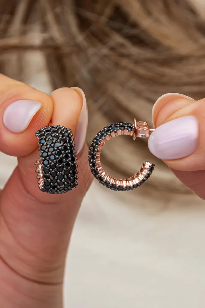 Boucles d'oreilles créoles larges or rose serties de zircons noirs - 3