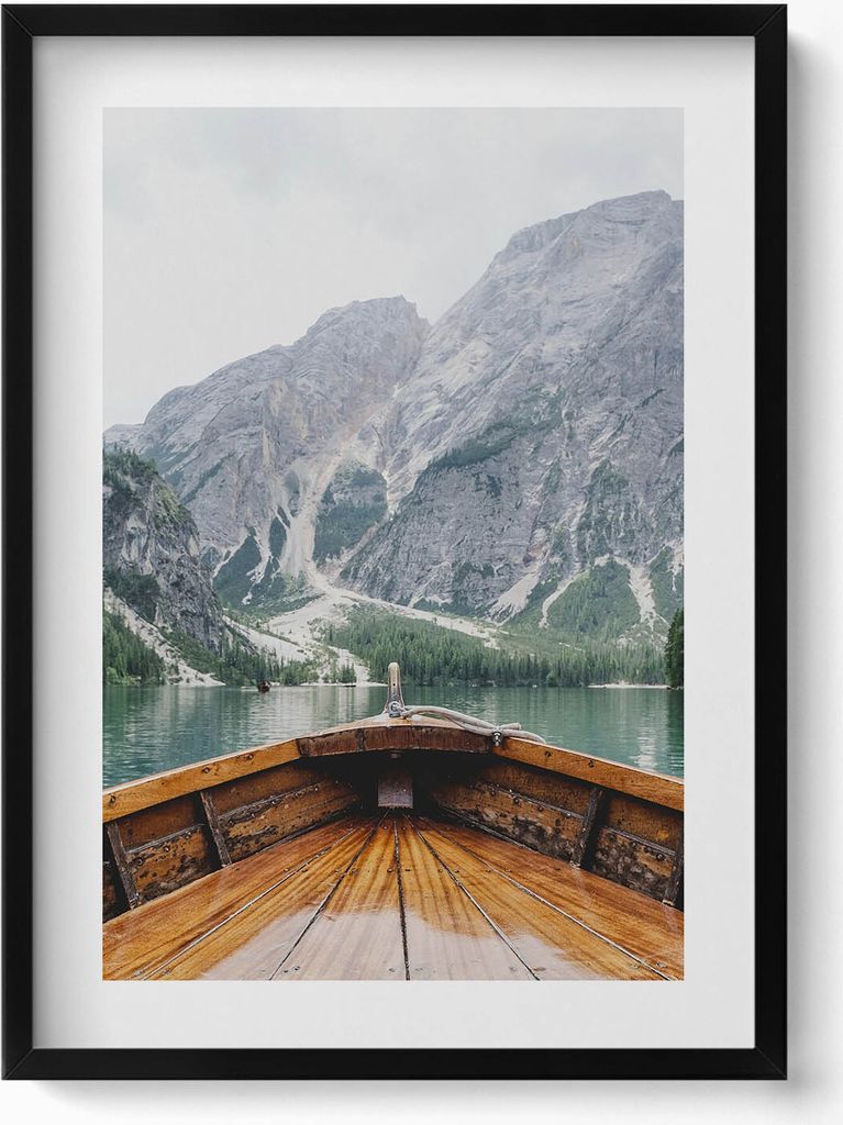 Blick von einem Boot auf einem Bergsee– Wandbild mit Rahmen – Gerahmtes Bild – Wanddekoration – 50x70 cm – Schwarz Rahmen
