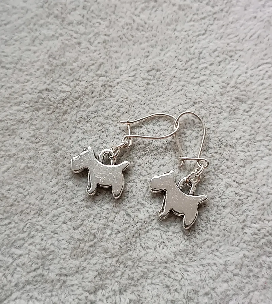 Pendientes con Chihuahua fabricados en plata de ley 925 mls