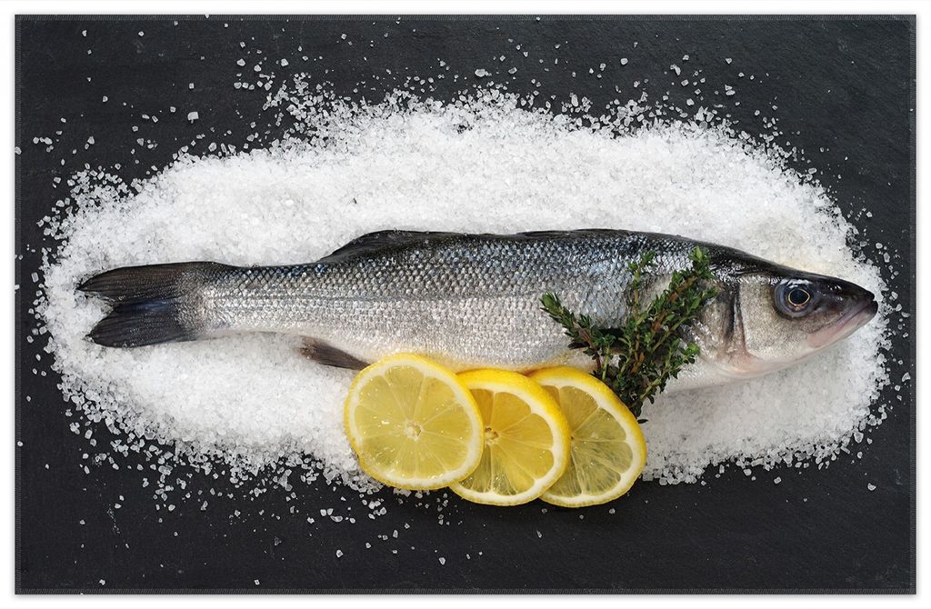 Wallario Premium Teppich, Größe 90 x 140 cm, Fischmenü - Frischer Fisch auf Salz mit Zitronen