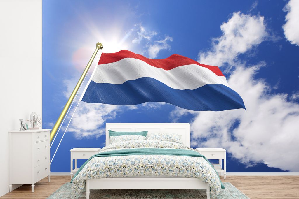 MuchoWow Fototapete für Wohnzimmer oder Schlafzimmer Wandtapete Vinyl Motivtapete Die Flagge der Niederlande weht am Himmel - 420x280 cm - Zimme...