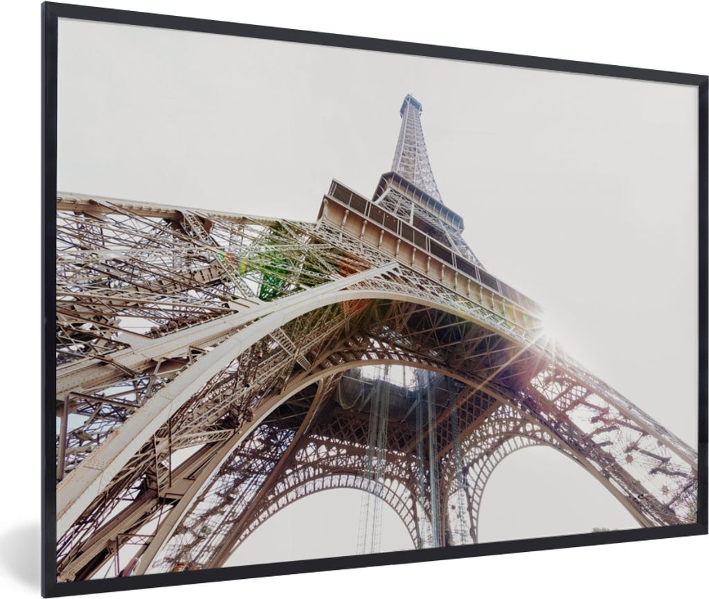 MuchoWow MuchoWow Gerahmtes Poster Der Eiffelturm mit einem Sonnenstrahl durch den Eisenrahmen 60x40 cm - Poster mit zchwarzem Bilderrahmen - P...