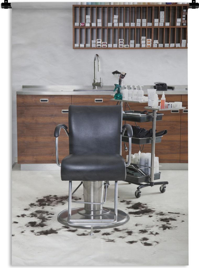 MuchoWow Wandteppich Wandbehang Ein leerer Friseurstuhl mit abgeschnittenen Haaren drum herum 90x135 cm Tapisserie Dekoration Wandtuch - Baumwoll...