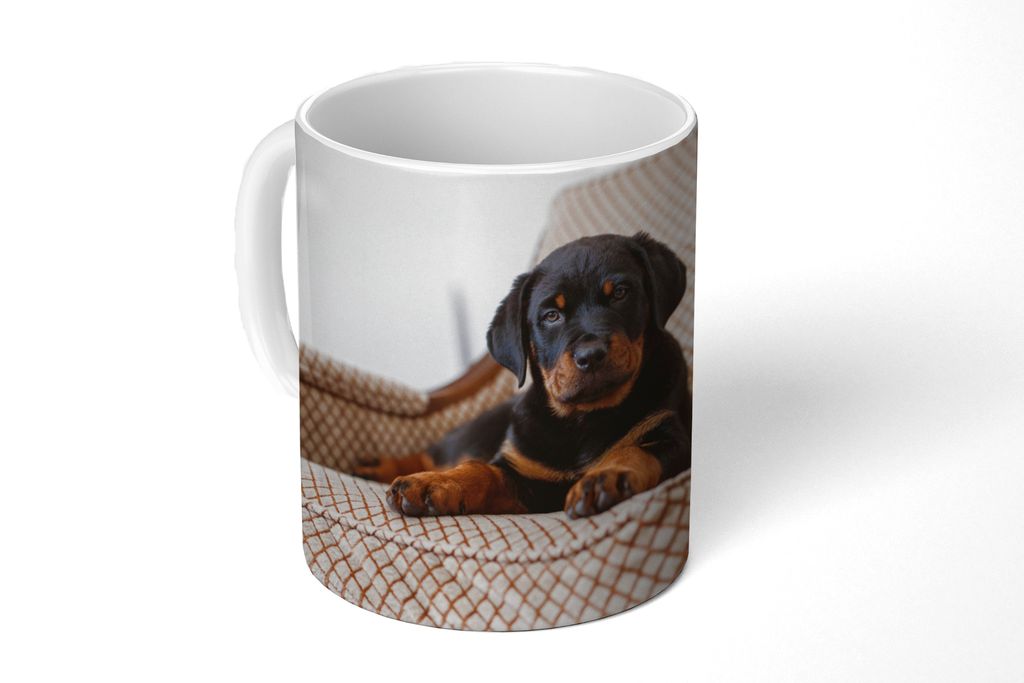 KitchenYeah Tasse Kaffeetasse Kaffeebecher 350 ml Niedlicher Rottweiler-Welpe sitzt auf einem Stuhl Teetasse - Fototasse - Becher - Keramikbecher...