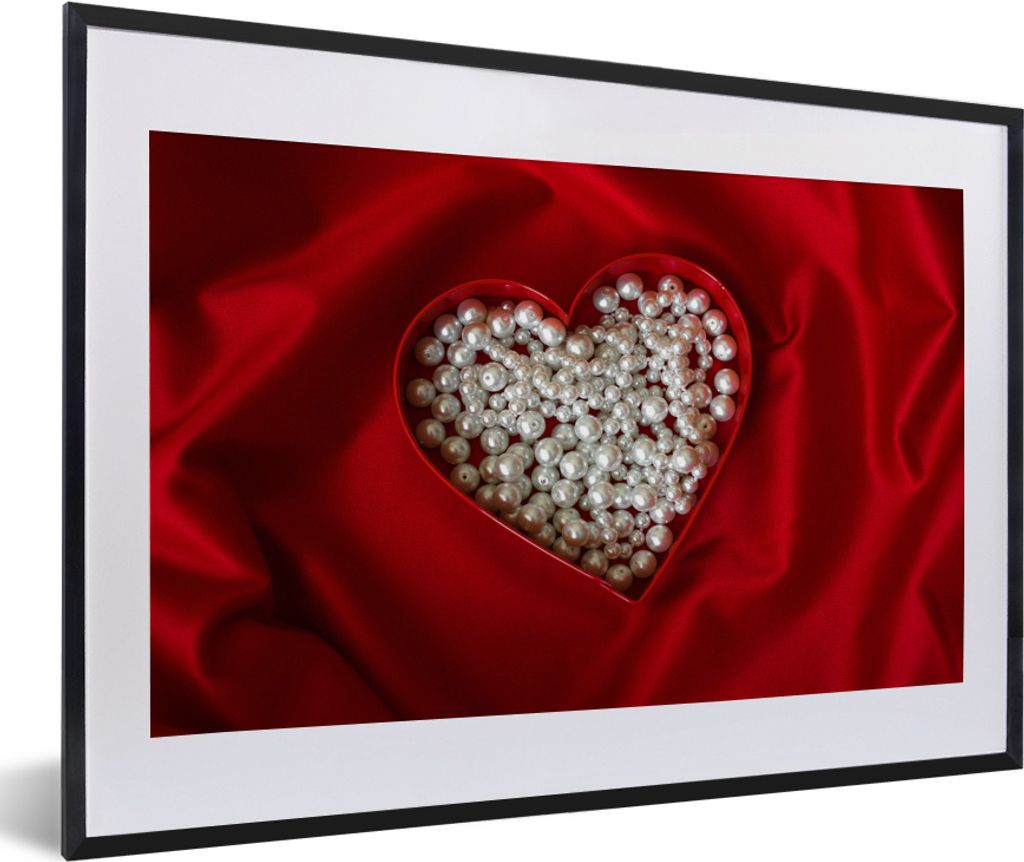 MuchoWow MuchoWow Gerahmtes Poster Perlen in Herzform auf Seidenhintergrund 60x40 cm - Poster mit zchwarzem Bilderrahmen - Schlafzimmer - Plaka...