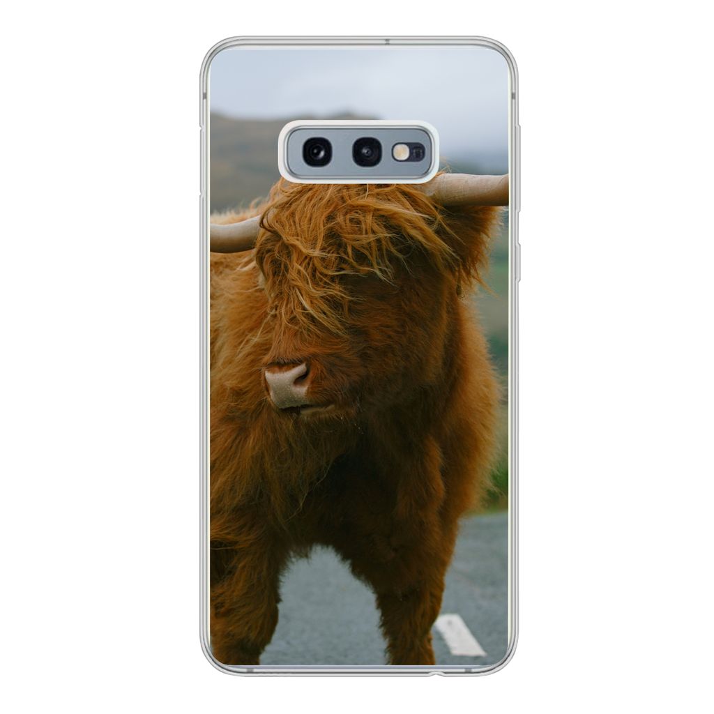 MuchoWow Handyhülle Schutzhülle Hülle für Samsung Galaxy S10e Schottischer Highlander - Berg - Straße Silikon Softcase Handy Hülle - Handy