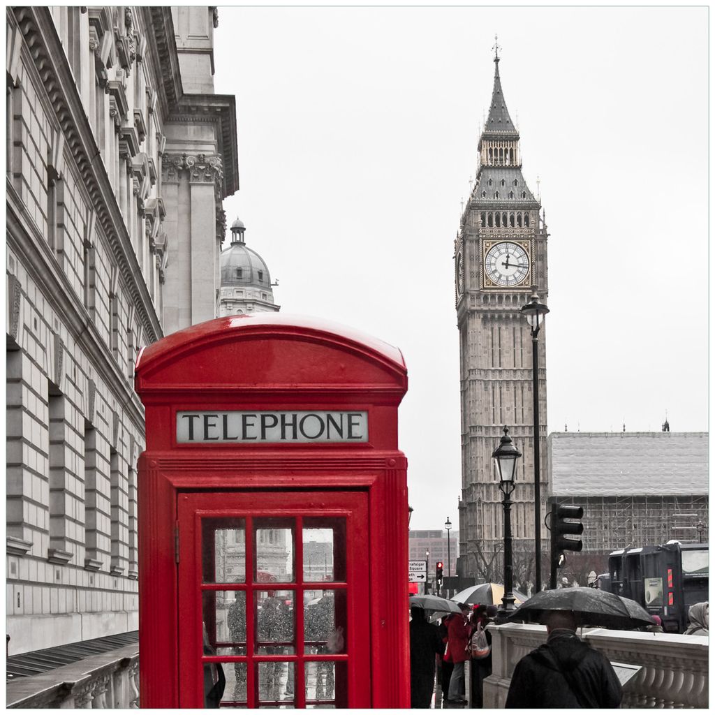 Wallario Premium Glasbild, freischwebende Optik, kräftige Farben, Größe 50 x 50 cm Motiv Rote Telefonzelle in London England mit Big Ben