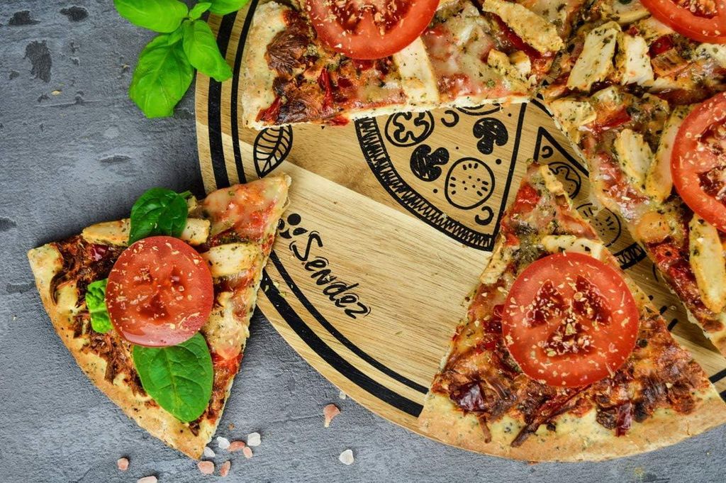 Pizzabrett mit Griff und Druck aus Mangoholz, 42 x 30 cm, Holzbrett, Vesperbrett, Käsebrett, Wurstplatte, Pizzateller