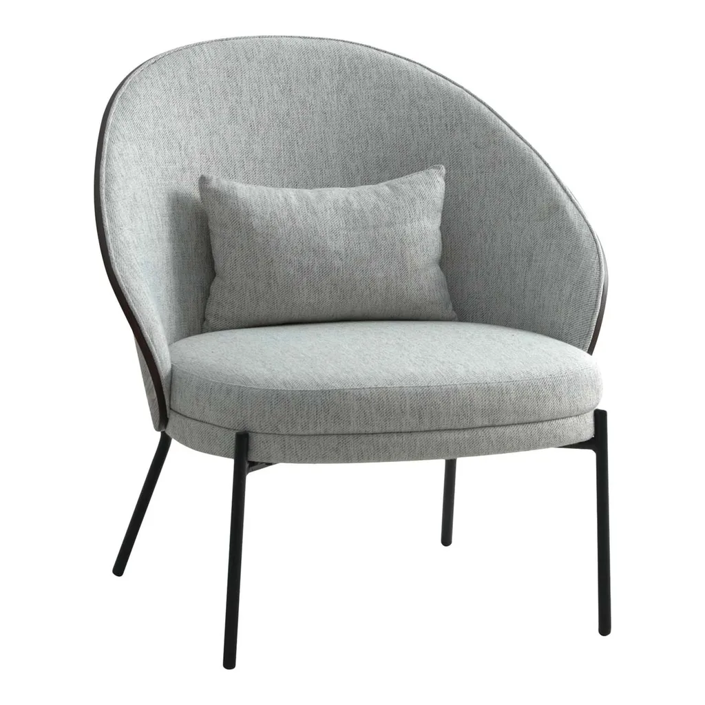 Fauteuil Canelas gris clair avec pieds en bois marron foncé robuste