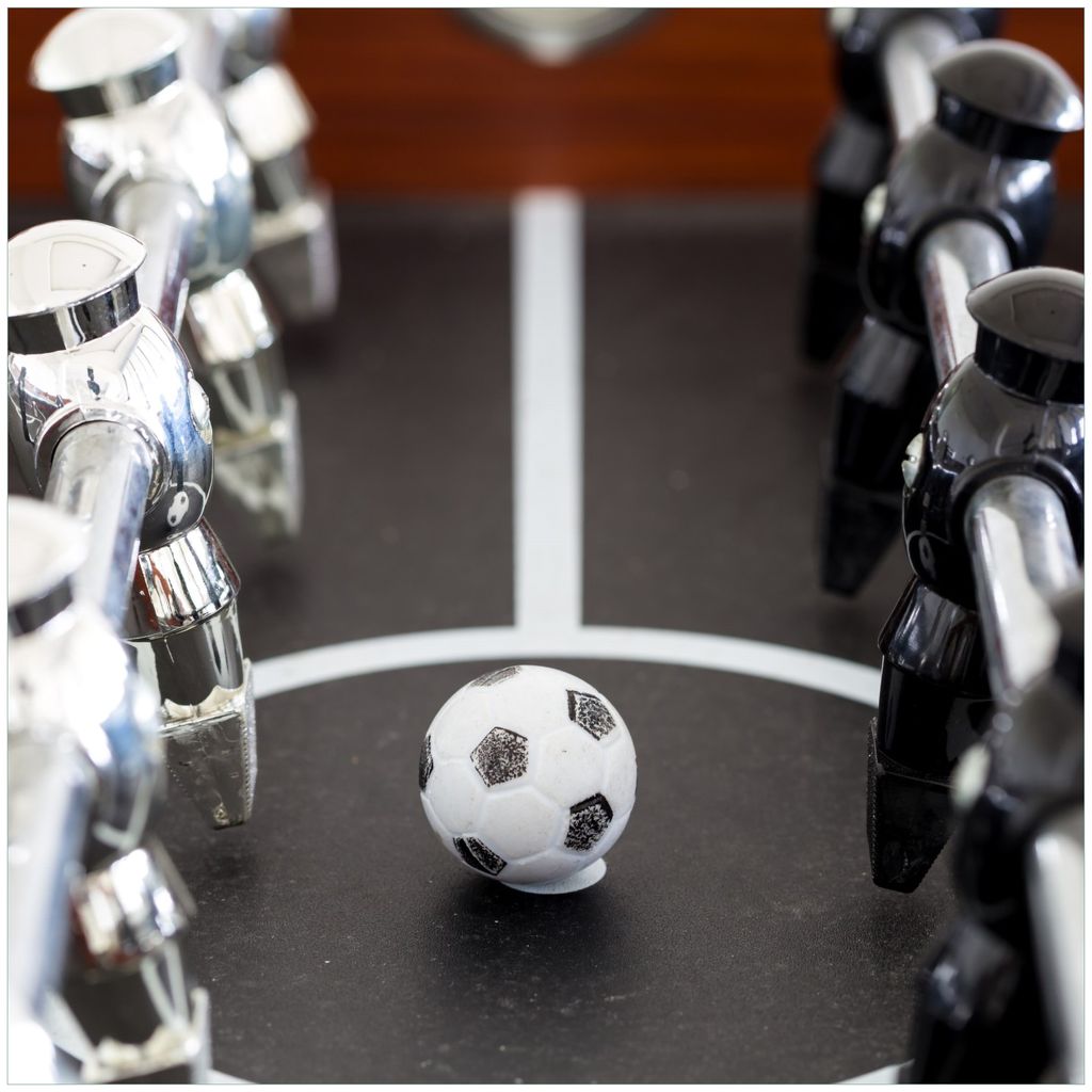 Wallario Premium Glasbild, freischwebende Optik, kräftige Farben, Größe 50 x 50 cm Motiv Kicker-Tisch in Nahaufnahme - Ball in der Mitte