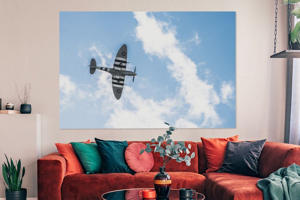 OneMillionCanvasses - Leinwandbilder - 150x100 cm, Ein Spitfire-Flugzeug von unten in einem bewölkten Himmel, Wandbilder Kunstdruck Wanddekoration