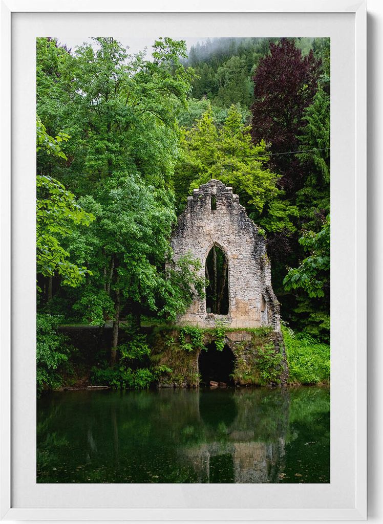 Ruinen einer alten Kapelle Chamonix Frankreich– Wandbild mit Rahmen – Gerahmtes Bild – Wanddekoration – 70x100 cm – Weiß Rahmen