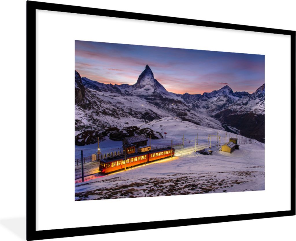 MuchoWow Gerahmtes Poster Ein beleuchteter Zug in den Bergen 90x60 cm - Poster mit Schwarzem Bilderrahmen Wandposter Rahmen Foto Bilder - Wanddek...