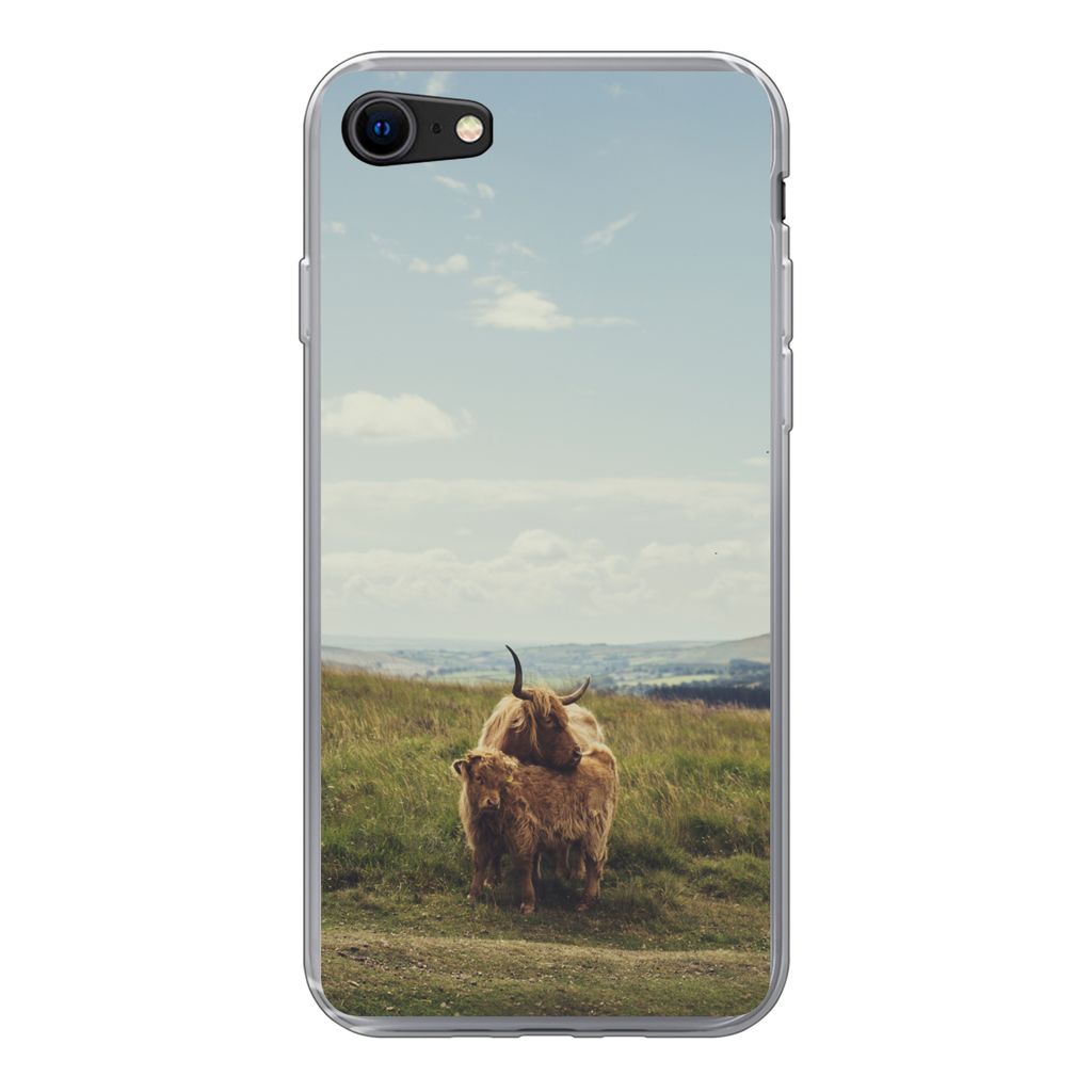 MuchoWow Handyhülle Schutzhülle Hülle für iPhone SE 2022 Schottische Highlander - Gras - Wolken - Tiere Silikon Softcase Handy Hülle - Schut...