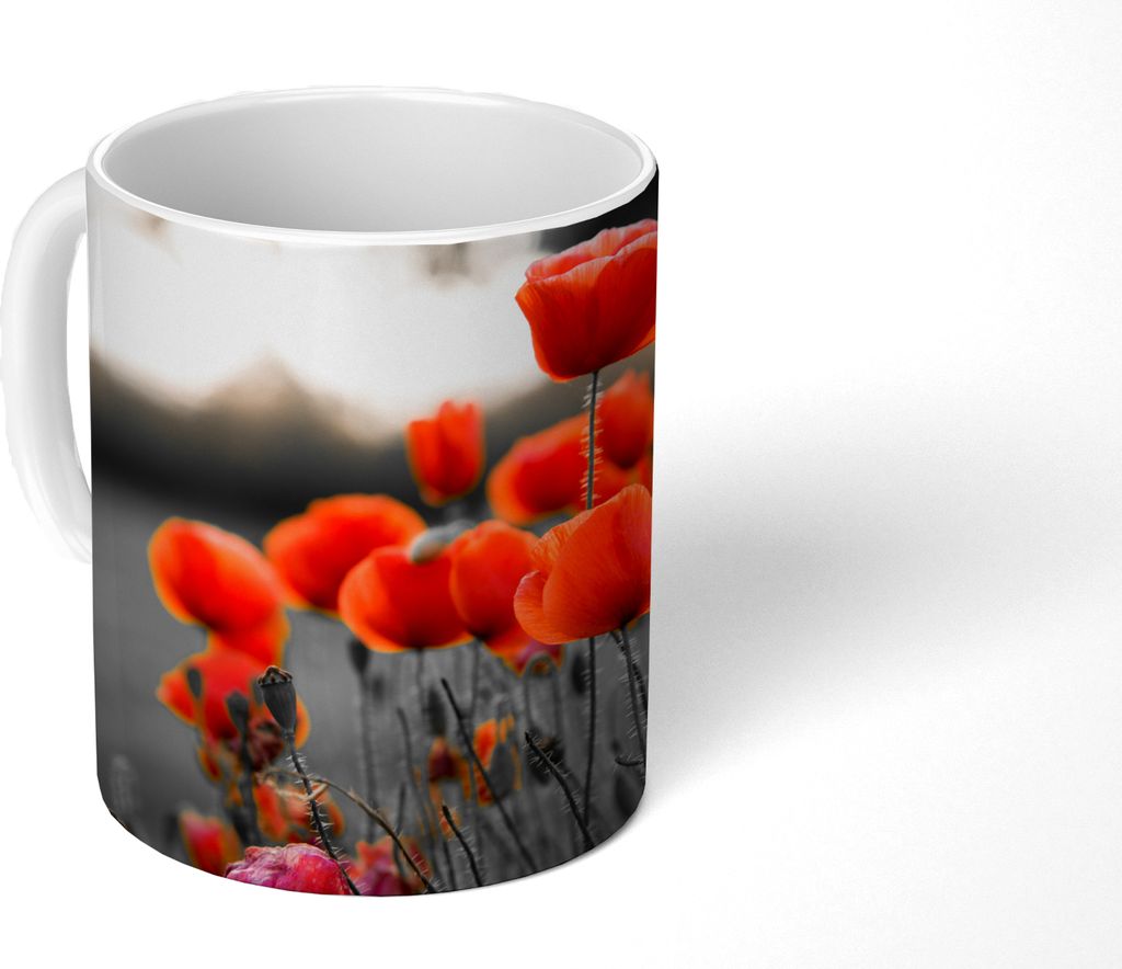 MuchoWow Tasse Kaffeetasse Kaffeebecher 350 ml Rote Mohnblumen vor schwarzem und weißem Hintergrund Teetasse - Fototasse - Becher - Keramikbeche...