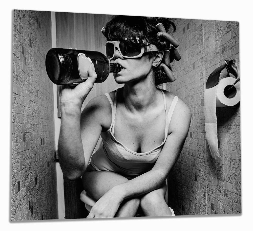 Wallario Herdabdeckplatte aus Glas, Größe 60 x 52 cm 1-teilig, Motiv Kloparty - Sexy Frau auf Toilette mit Weinflasche